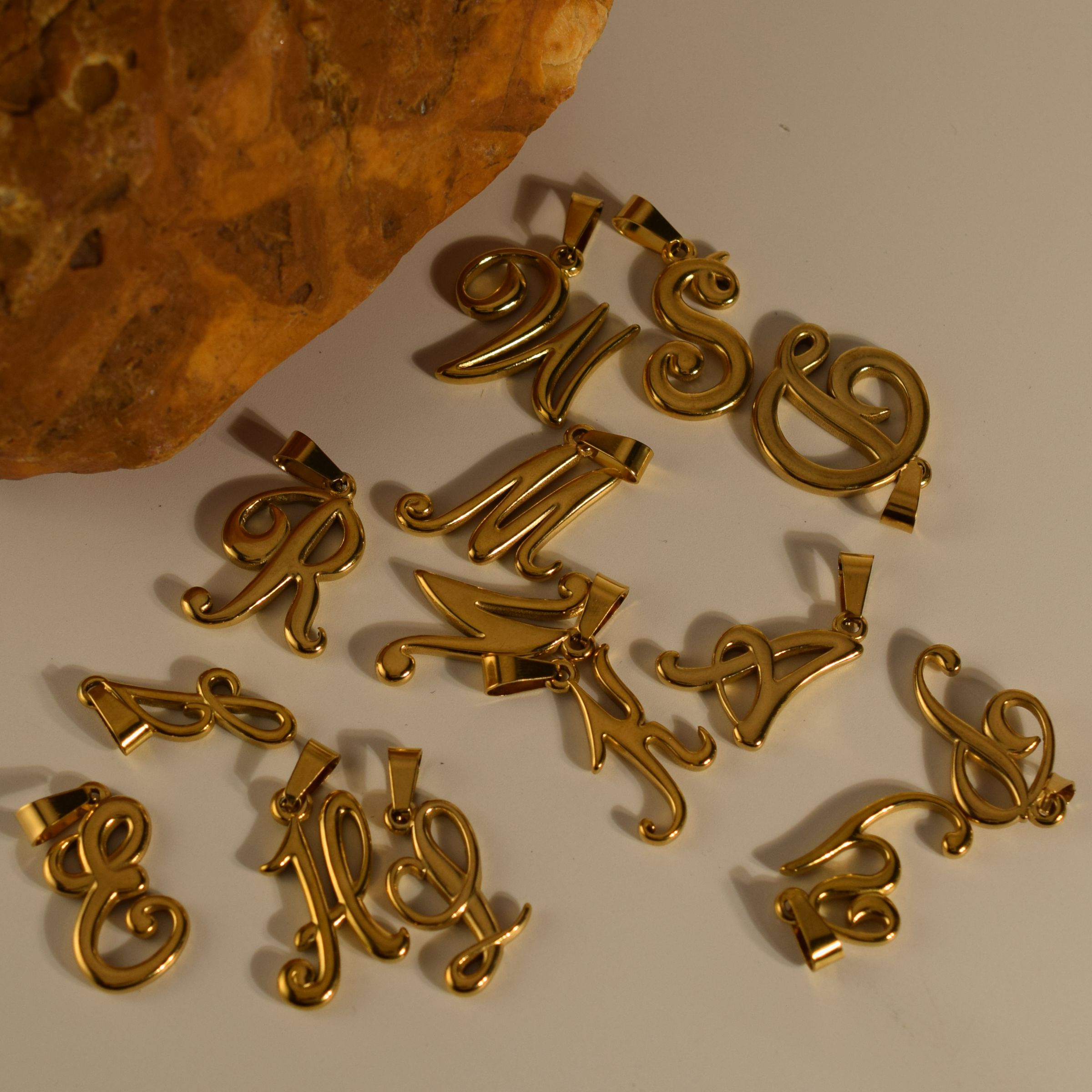 Liontin Huruf Vintage Baja Ant - Initial Letter Necklace 18K Gold ulasan dan harga